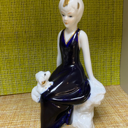 Статуэтка Женщина с собачкой